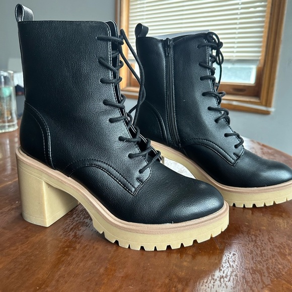 Dolce Vita Black Lugged Combat Boot Size 9.5 - Picture 1 of 6